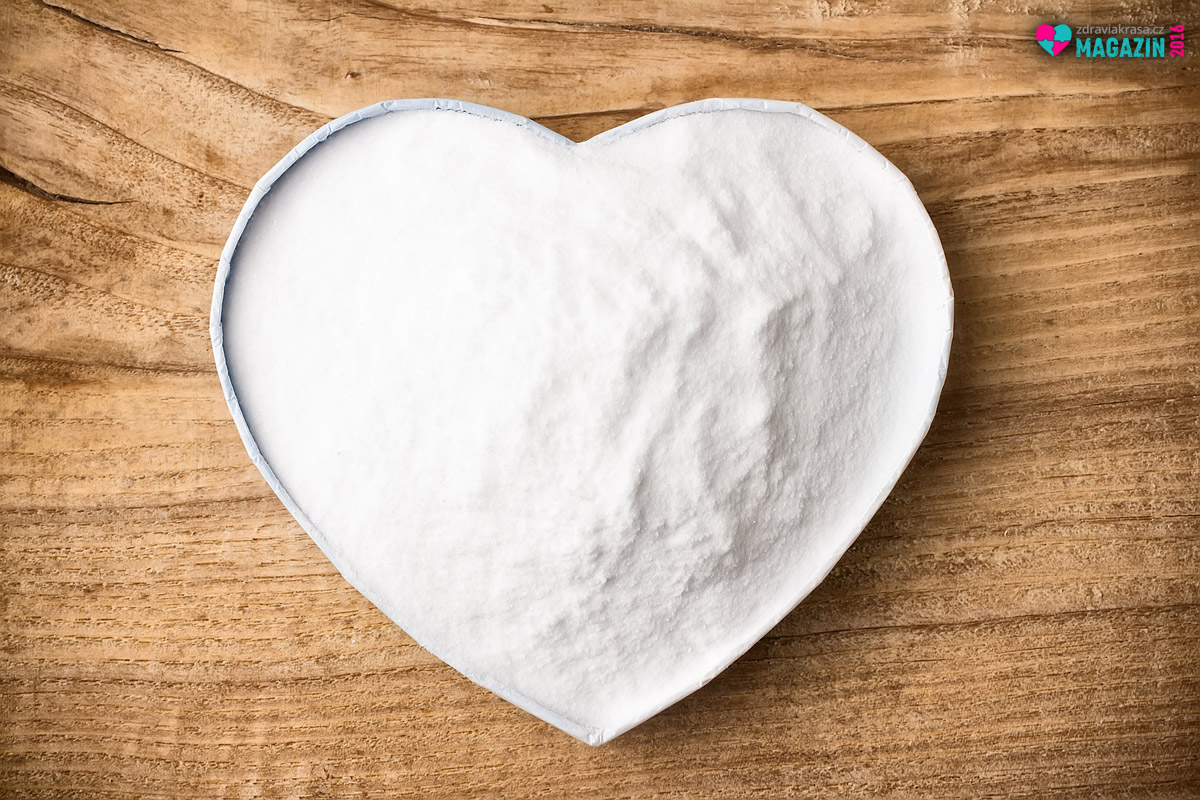 Soda bikarbona má široké využití. Lze ji používat nejen jako běžnou ingredienci do vařených nebo pečených jídel nebo jako první pomoc při pálení žáhy. Soda bicarbona má své využití i v kosmetice. Překvapí vás, jak nám dokáže pomoci ke kráse.