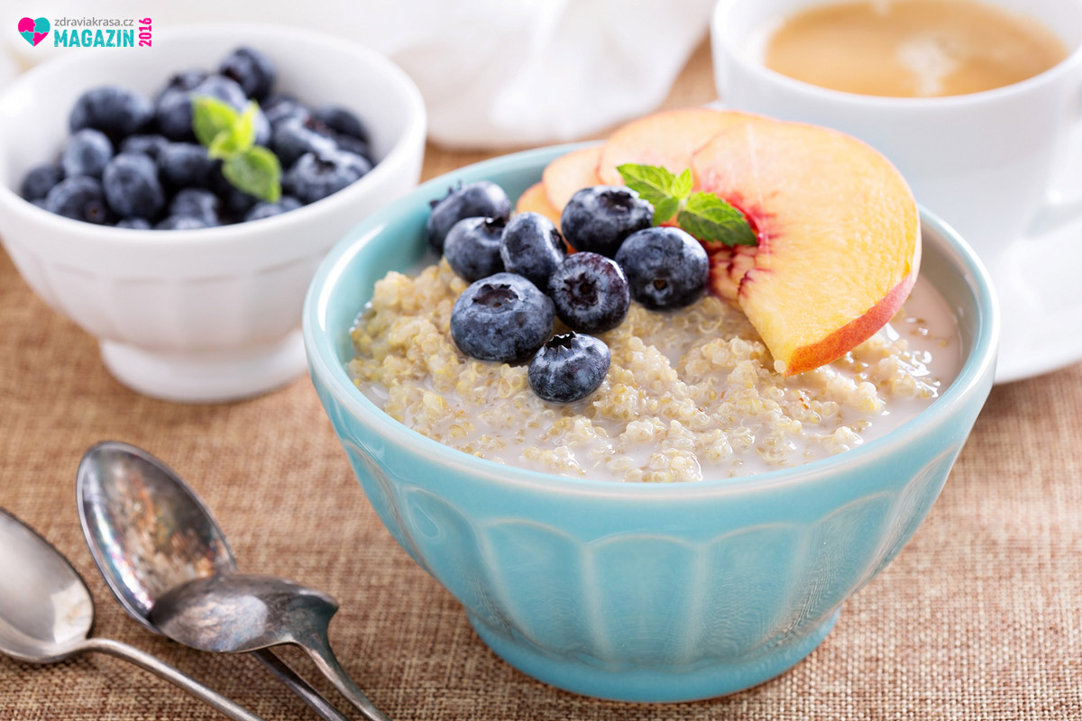 Quinoa jako sladká kaše ke snídani doplněna čerstvým ovocem.
