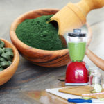 Spirulina se řadí mezi na proteiny nejbohatší potraviny. Charakterizuje jí více než 50% podíl bílkovin. Čímž hravě konkuruje masu.