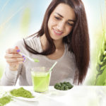 Zelené potraviny jsou velmi oblíbené u příznivců zdravého životního stylu. Patří k nim chlorella, spirulina, mladá pšenice a zelený ječmen.