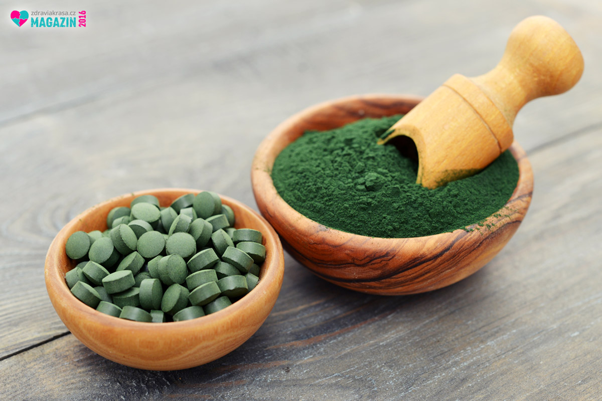 Spirulina se zejména v tropických a subtropických jezerech, charakteristických vysokým pH a koncentracemi uhličitanů a hydrogenuhličitanů. Zatímco Arthrospira platensis se přirozen vyskytuje v Jižní Americe, v Africe a v Asii, Arthrospira maxima ve střední Ameriky. Spirulinu lze obvykle koupit v podobě sušeného prášku, nebo lisovanou do tablet. Charakterizuje ji tmavě zelená barva.