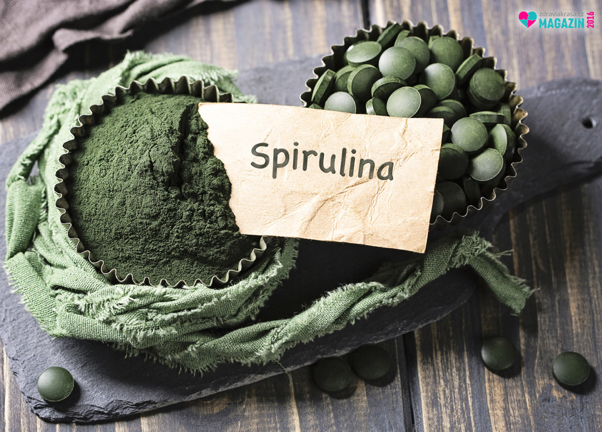 Spirulina na výrobu tablet a práškové formy se pěstuje v japonských farmách ve velkých nádržích.