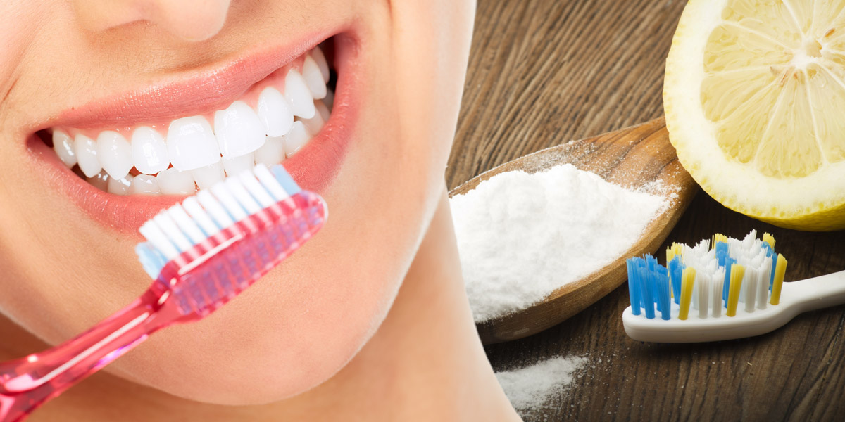 Toužíte po krásných bílých zubech? Zapomeňte na drahé metody a zkuste nejdříve bělení zubů sodou bikarbonou. Zuby s ní bělí i profesionálové.