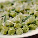 Noky, nebo také gnocchi, nemusí být pouze příloha. Gratinované pampeliškové noky jsou chutné a zdravé jídlo – třeba i pro vegetariány.