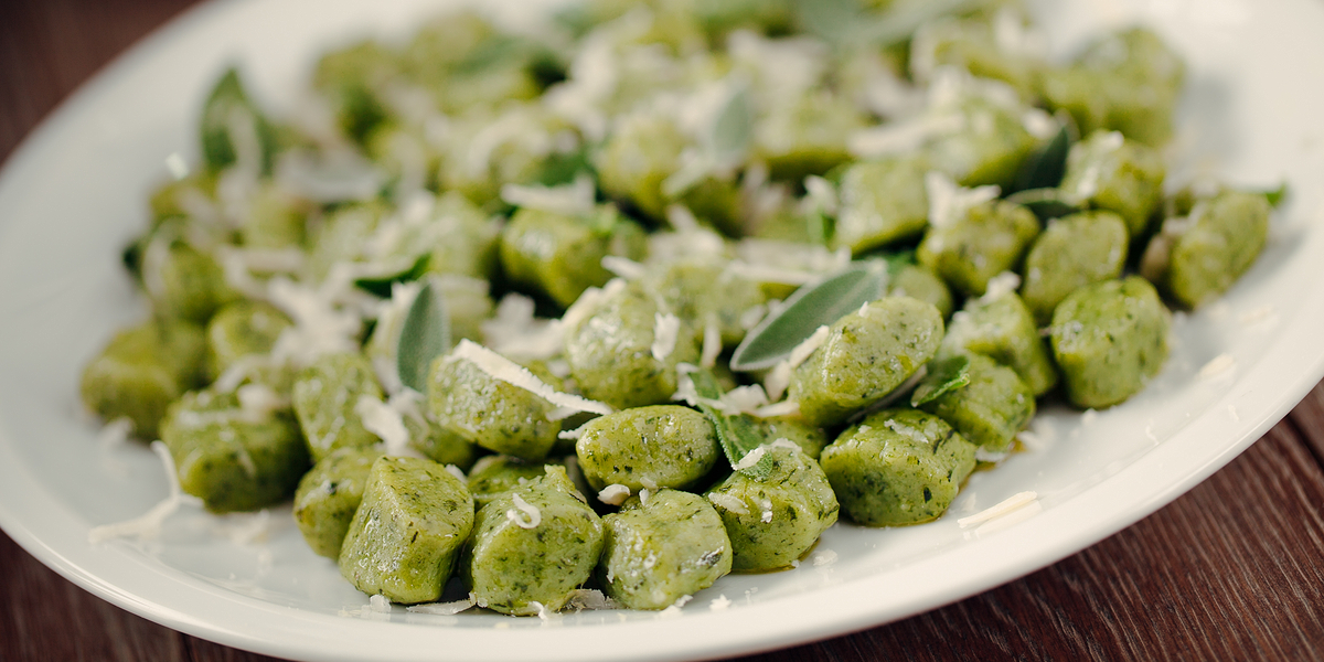 Noky, nebo také gnocchi, nemusí být pouze příloha. Gratinované pampeliškové noky jsou chutné a zdravé jídlo – třeba i pro vegetariány.