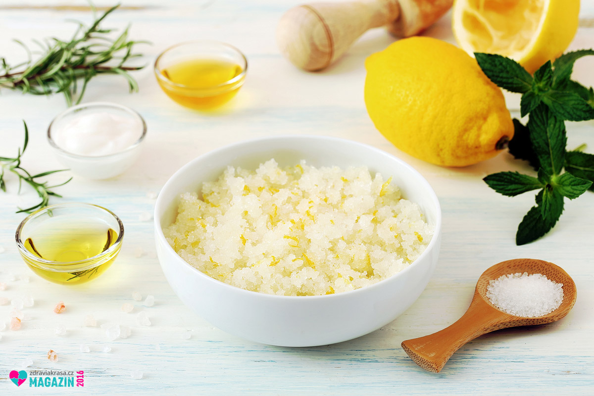 Domácí peeling na chodidla vyrobíte z mořské soli a olivového oleje. Svěžest mu dodá citron.
