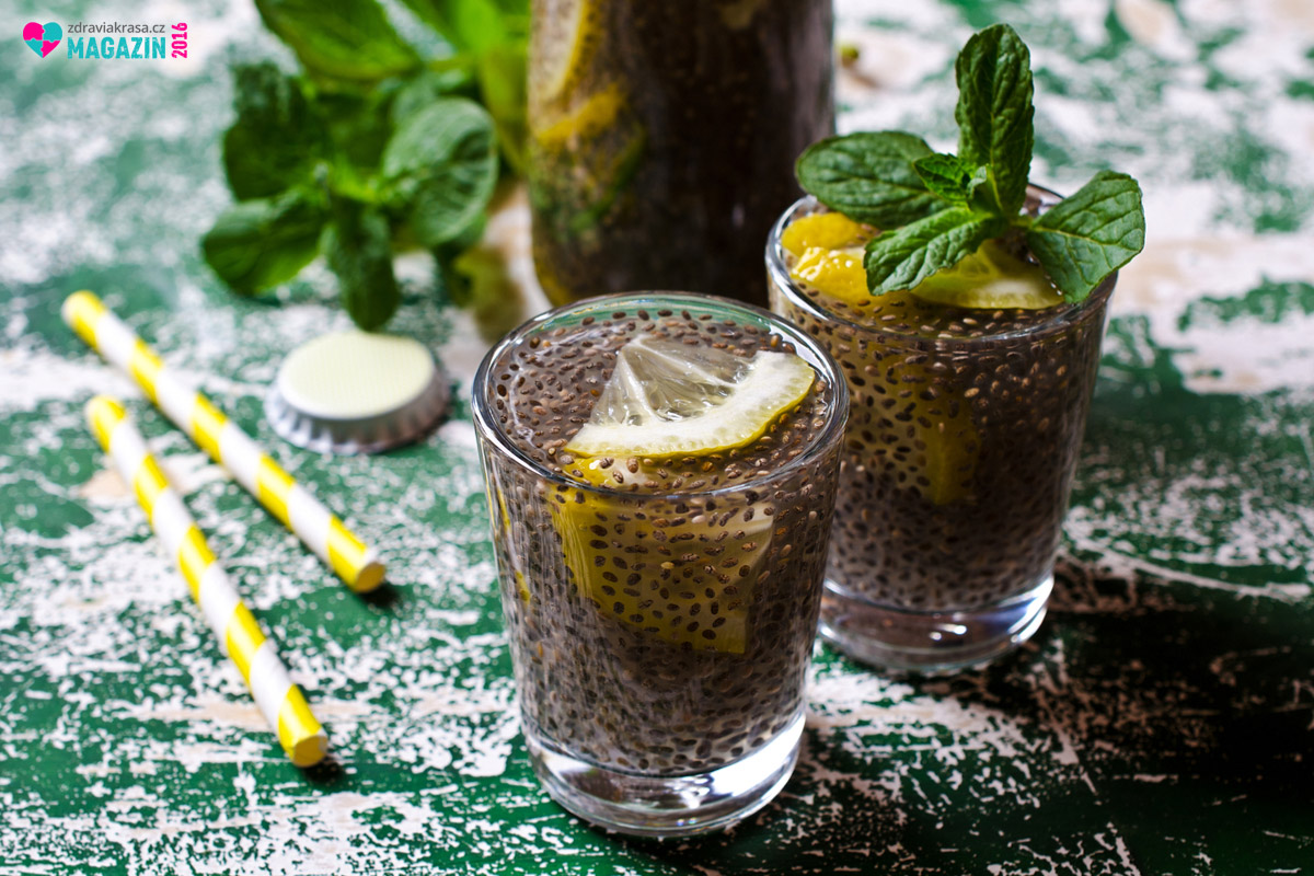 Chia se hodí i do nápojů. Zkuste třeba variaci na mojito – bez alkoholu, zato s chia semínky.