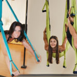 Aerojóga je cvičení inspirováno jógou, gymnastikou, strečinkem, pilates i akrobacií. Zacvičit si jej lze hromadně v kurzech, ale i doma.