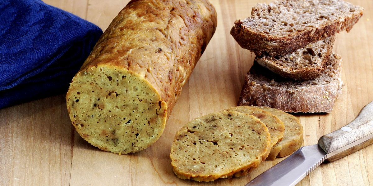 Ve veganské kuchyni najdeme hned několik takzvaných náhražek masa. Jednou z nich je Seitan – podívejte se, jak si jej připravit doma.