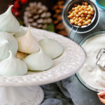 Aquafaba je sníh vyšlehaný z nálevu nebo vývaru cizrny nebo bílých fazolí.