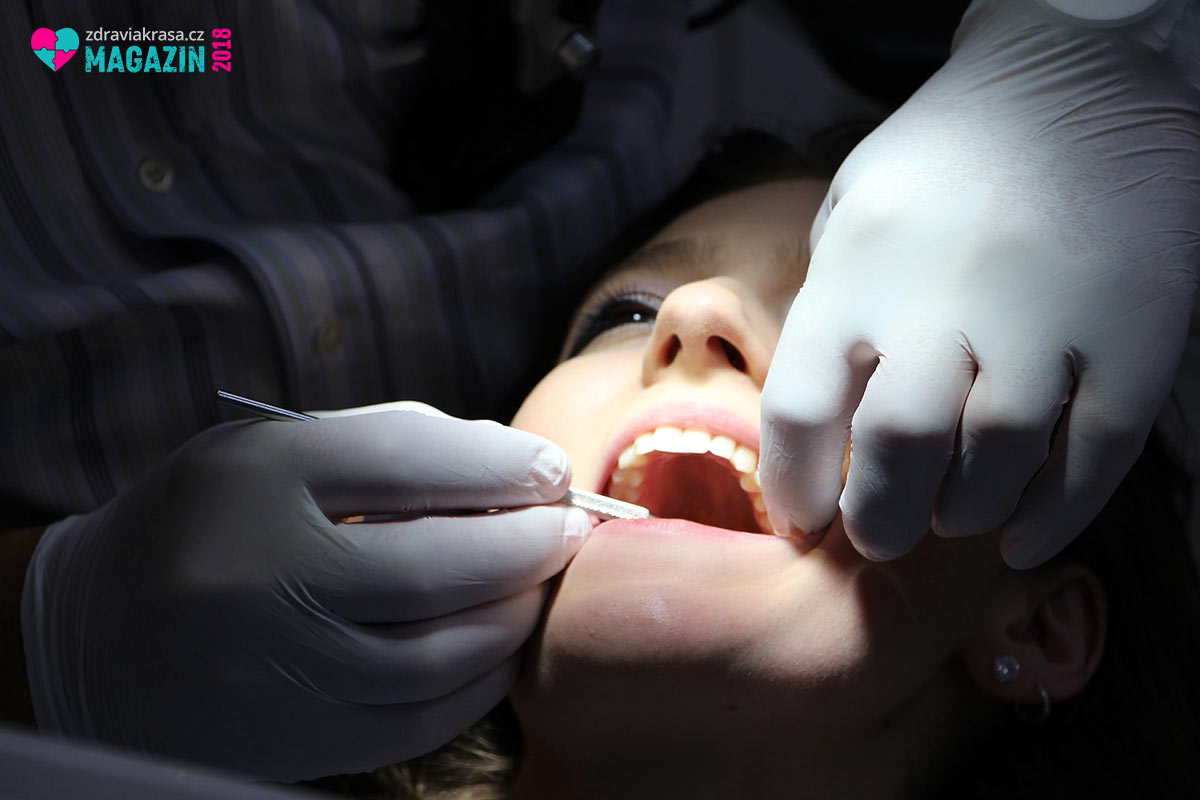 Odborníci se domnívají, že vitamin K (přesněji K2) příznivě ovlivňuje stav našich zubů. 