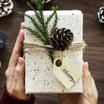 Hledáte tipy na vtipné dárky k Vánocům? Máme pro vás ty, které jsou současně i užitečné. Zde je 10 tipů na vtipné vánoční dárky pro zdraví a krásu.