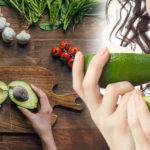 Přemýšlíte, jak požít avokádo v kuchyni? Klasika je guacamole. Podívejte se na recept. Ale vyzkoušet lze i zelenou omáčku z avokáda.