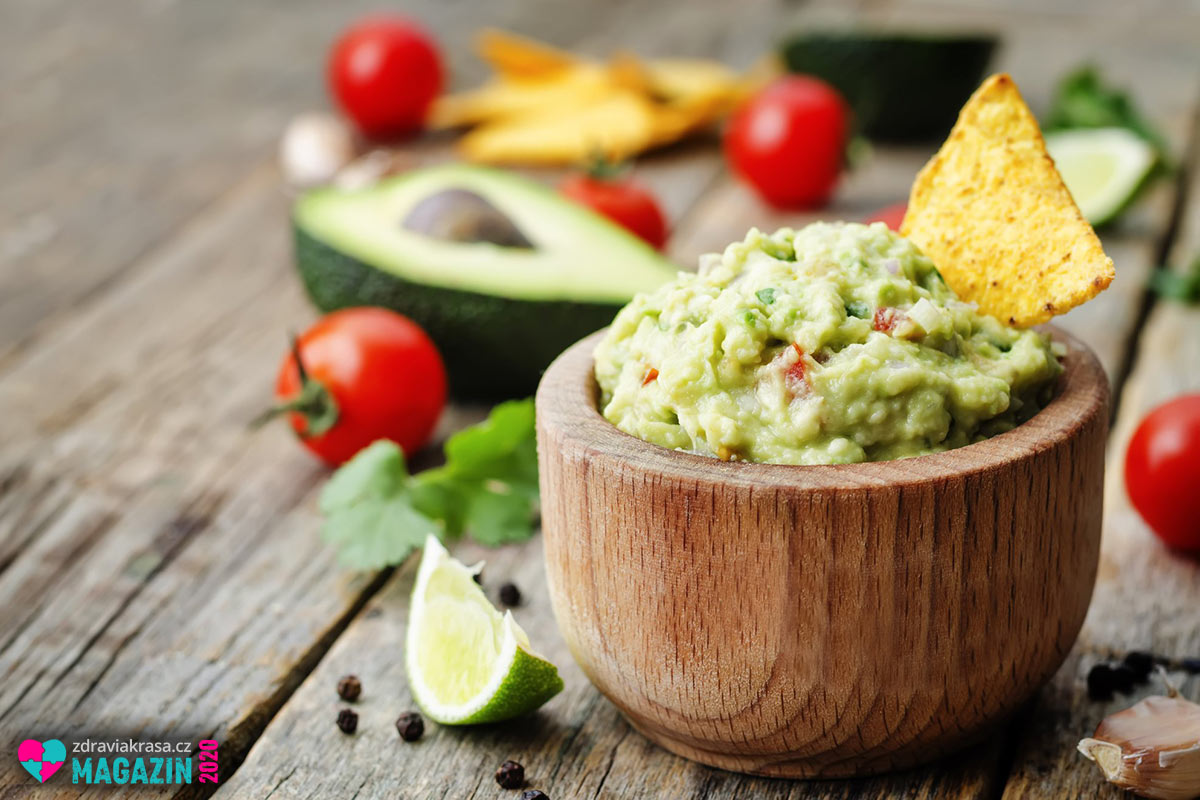 Guacamole aneb avokádová pomazánka je skutečný pojem mezi recepty z avokáda.