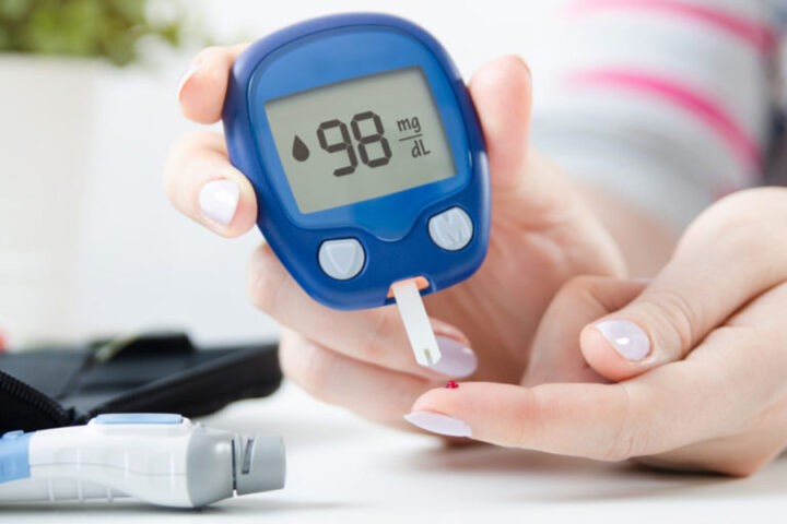 Glukometr je užitečný přístroj pro cukrovkáře, který velice snadným způsobem umožňuje měření hladiny cukru v krvi, tedy odborně řečeno, změří glykémii.