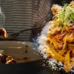 Proteinová výživa, nazývaná i keto výživa, je forma nízkokalorické diety, která pomáhá hned v několika směrech. Přestože by měla být chudá na sacharidy, obvykle se setkáváme se sladkými jídly. Zkuste teď slaná proteinová jídla s velice jednoduchou přípravou.