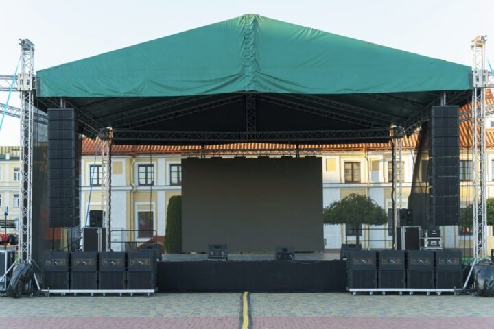 Stínící plachty jsou univerzálním pomocníkem pro pořadatele venkovních akcí.